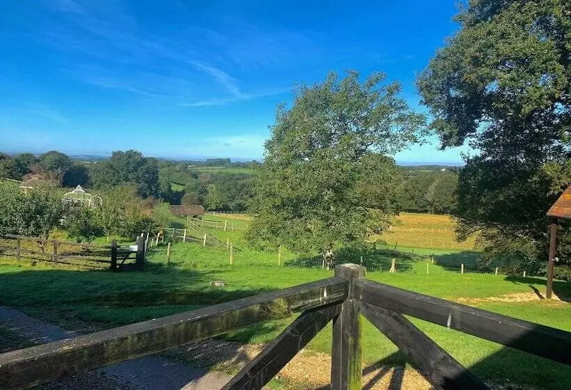 Flint Cottage   Sleeps 6   Private Woodland
