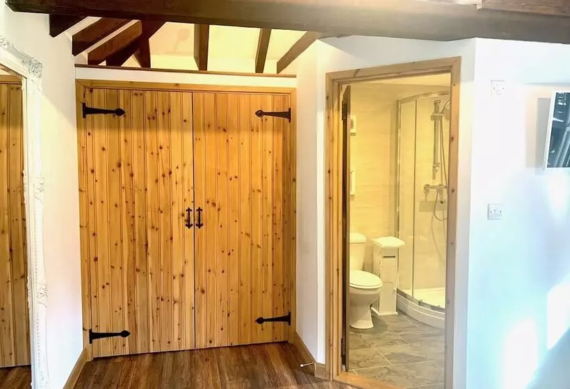 Flint Cottage   Sleeps 6   Private Woodland