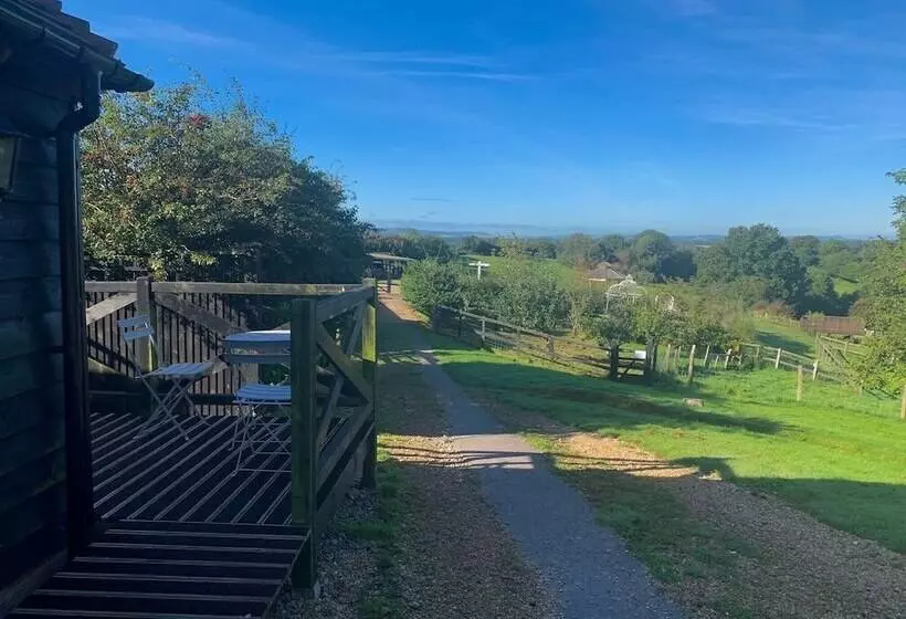 Flint Cottage   Sleeps 6   Private Woodland
