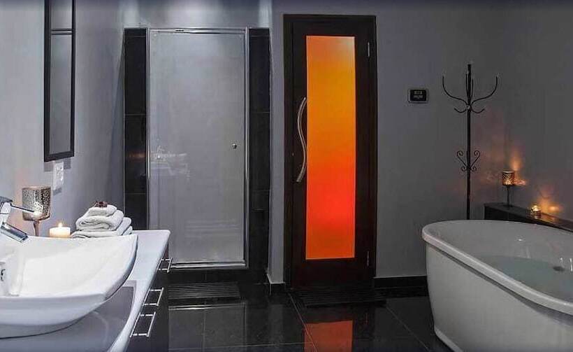 בית מלון כפרי Cape Royale   Whosting