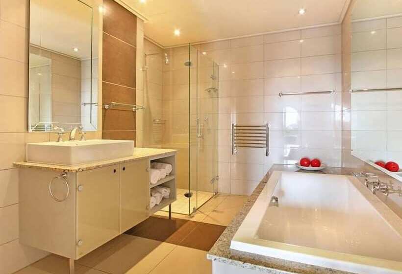 בית מלון כפרי Cape Royale   Whosting