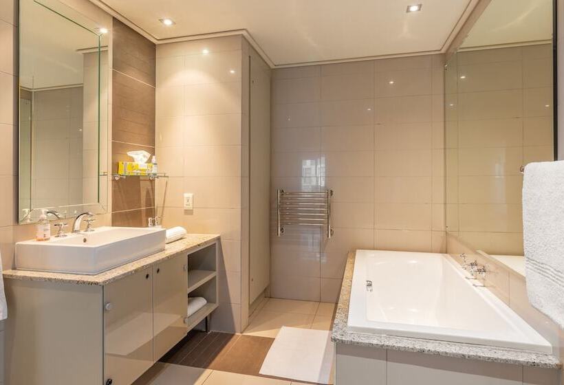 בית מלון כפרי Cape Royale   Whosting