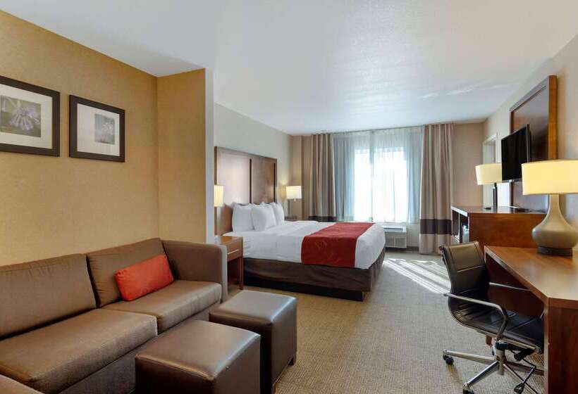 ホテル Comfort Suites Anchorage International Airport