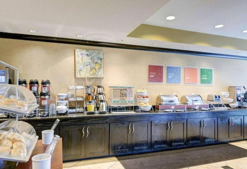 בית מלון כפרי Comfort Suites