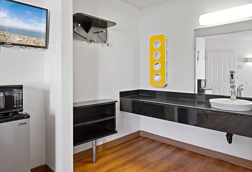 Мотель Carlsbad Village Inn