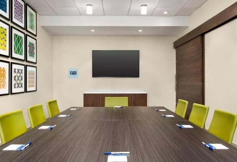 Hotelli Holiday Inn Express & Suites   Ukiah, An Ihg