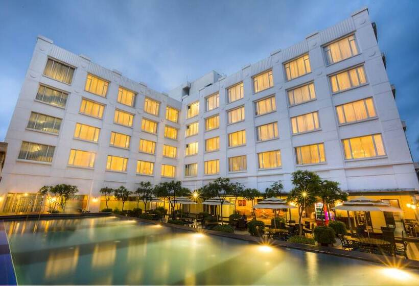 בית מלון כפרי Radha Regent Electronic City