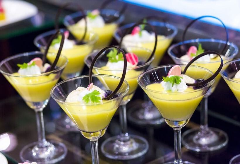 בית מלון כפרי Radha Regent Electronic City