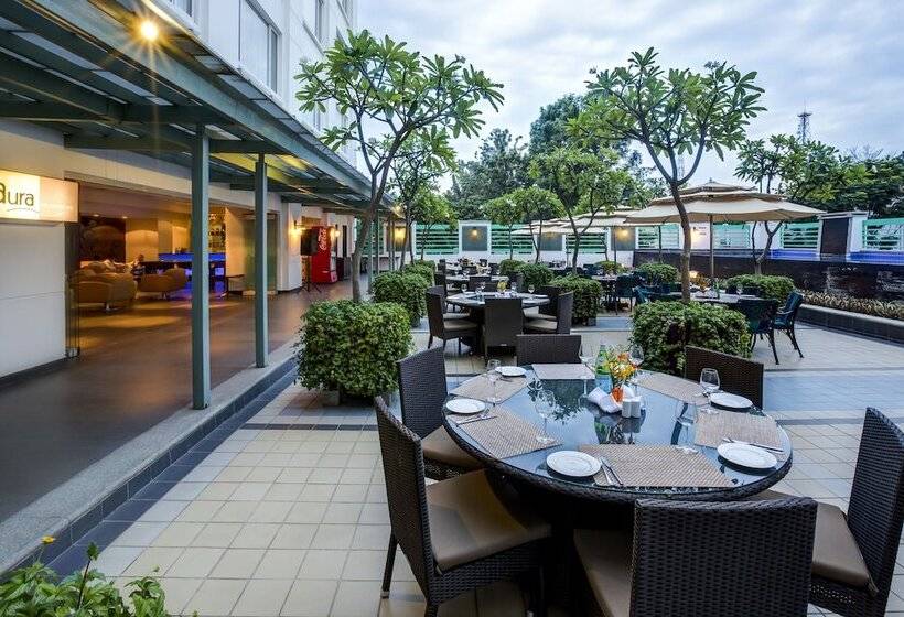 בית מלון כפרי Radha Regent Electronic City