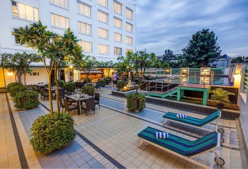 בית מלון כפרי Radha Regent Electronic City