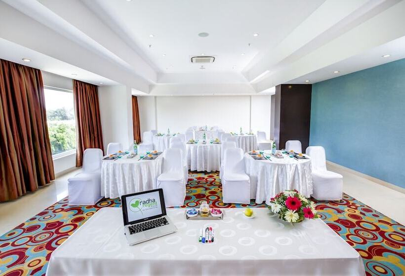 בית מלון כפרי Radha Regent Electronic City