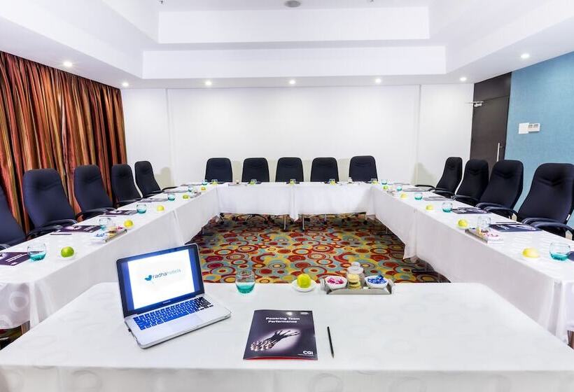 בית מלון כפרי Radha Regent Electronic City