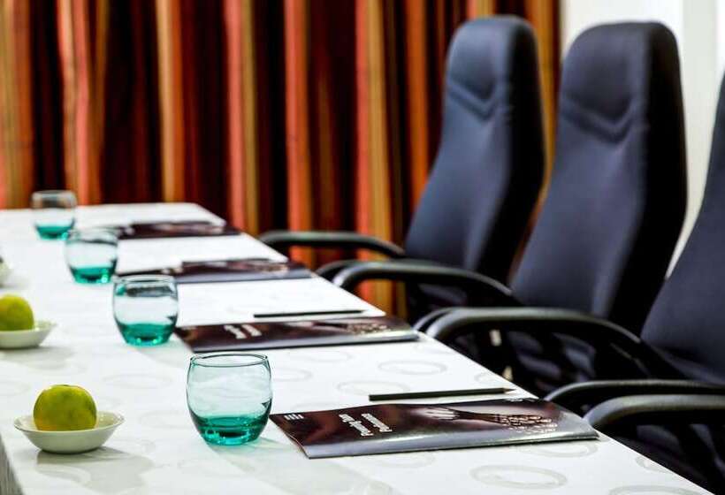 בית מלון כפרי Radha Regent Electronic City