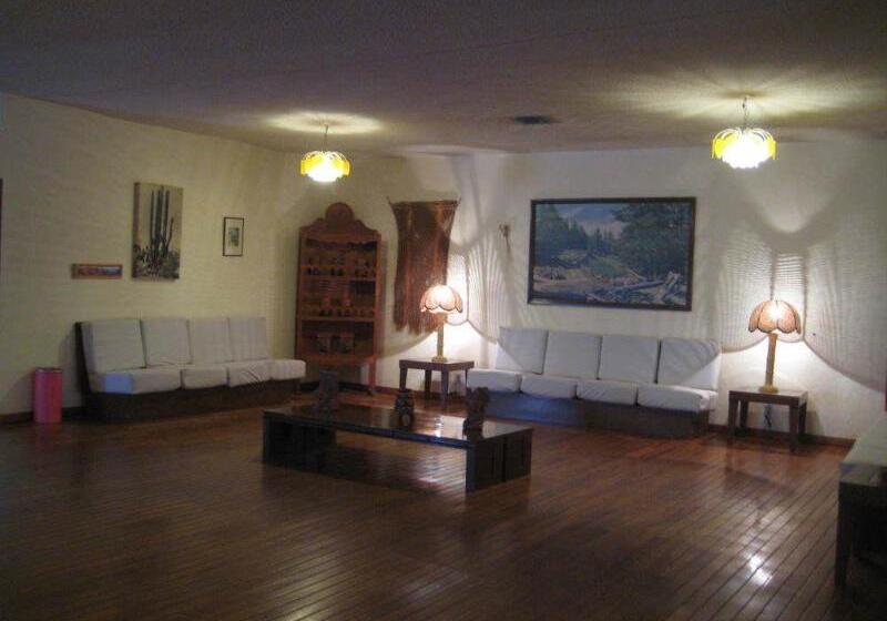 בית מלון כפרי The Halfway Inn