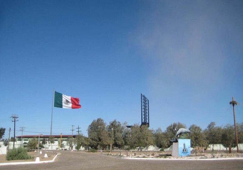 בית מלון כפרי The Halfway Inn