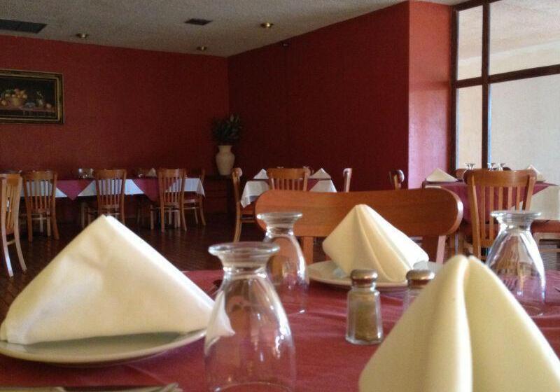 בית מלון כפרי The Halfway Inn