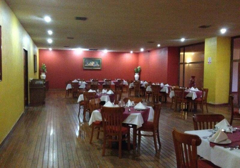 בית מלון כפרי The Halfway Inn