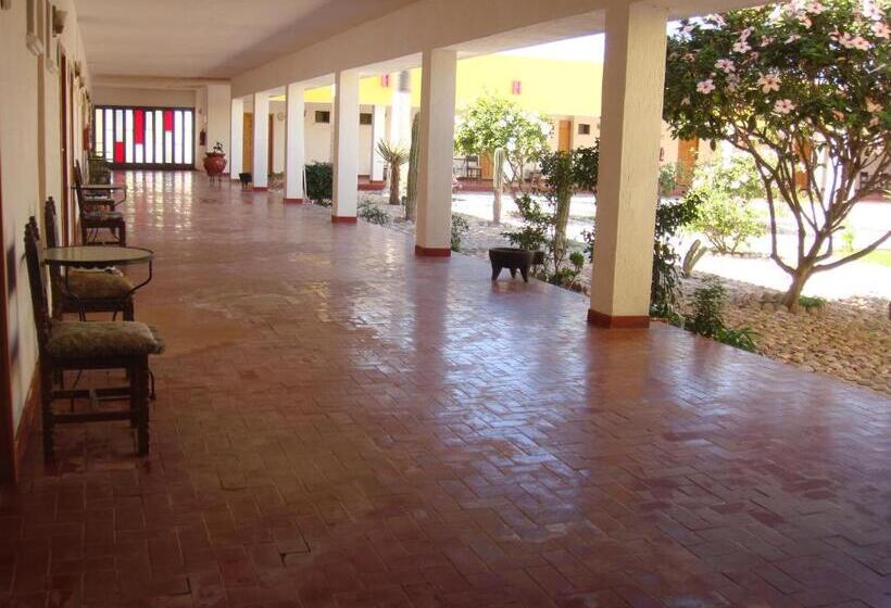 בית מלון כפרי The Halfway Inn