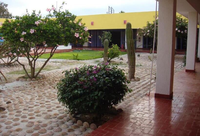 בית מלון כפרי The Halfway Inn