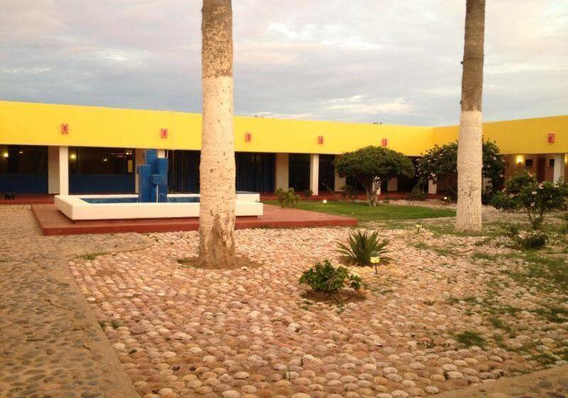 בית מלון כפרי The Halfway Inn