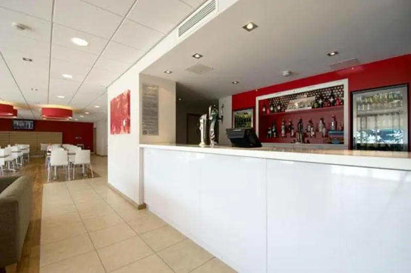 هتل Travelodge Edinburgh Airport Ratho Station