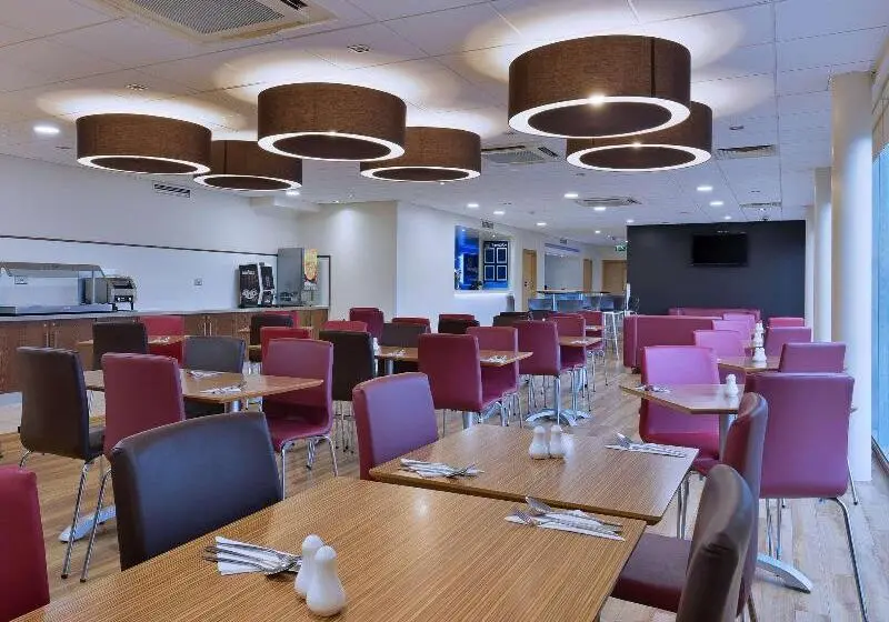 هتل Travelodge Edinburgh Airport Ratho Station