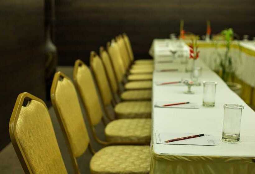 בית מלון כפרי Vesta Maurya Palace