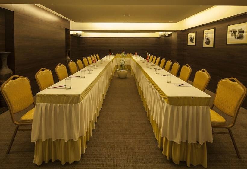 בית מלון כפרי Vesta Maurya Palace