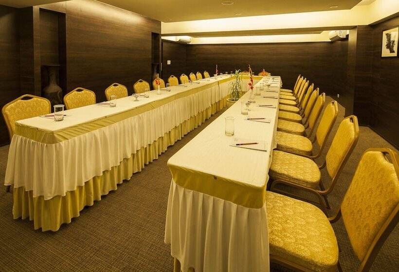 בית מלון כפרי Vesta Maurya Palace