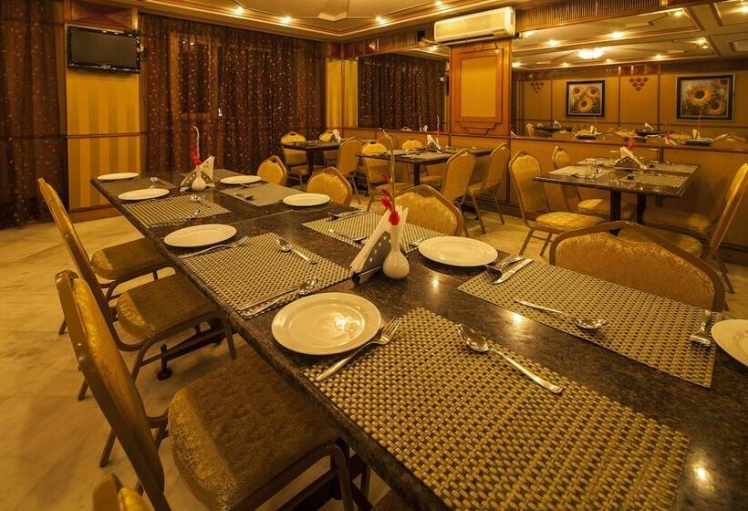 בית מלון כפרי Vesta Maurya Palace