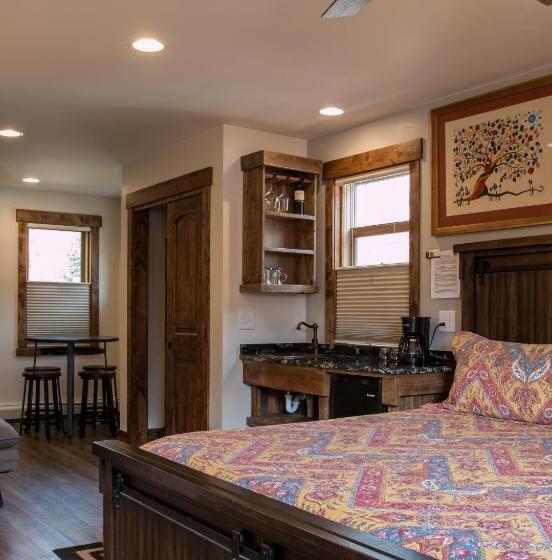 Bed and Breakfast Clear Creek Inn