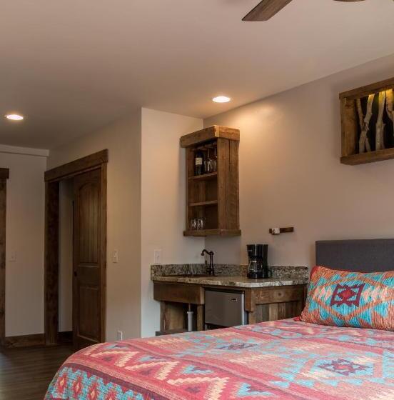 Bed and Breakfast Clear Creek Inn