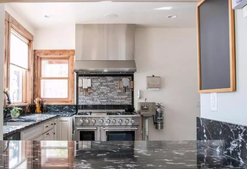 Aamiaismajoitus (B&B) Clear Creek Inn