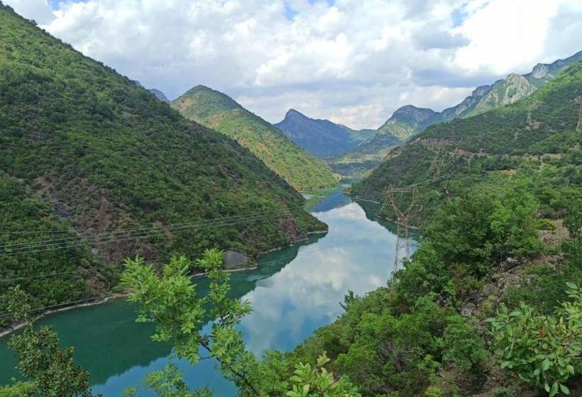 בית מלון כפרי Lugina E Komanit