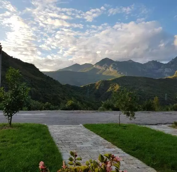 Hotel Lugina E Komanit
