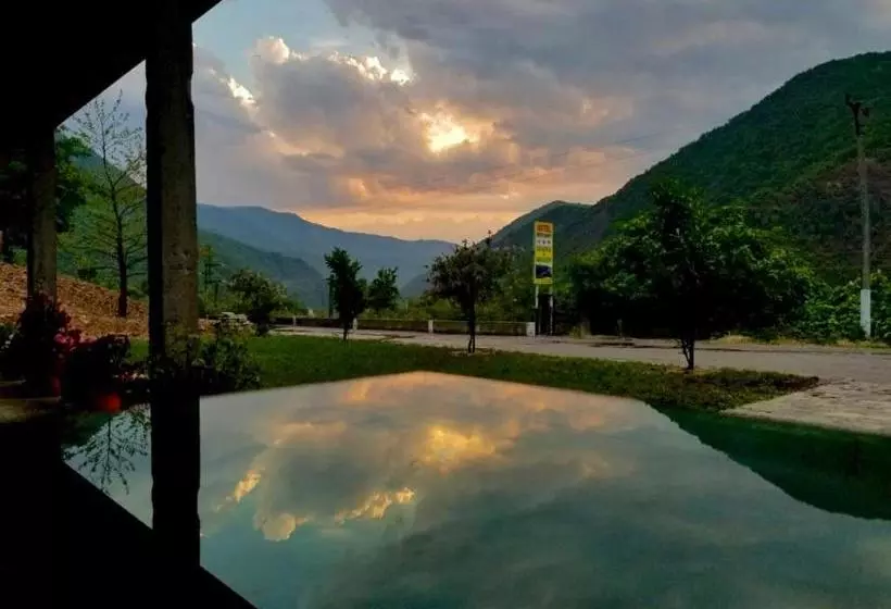 Hotel Lugina E Komanit