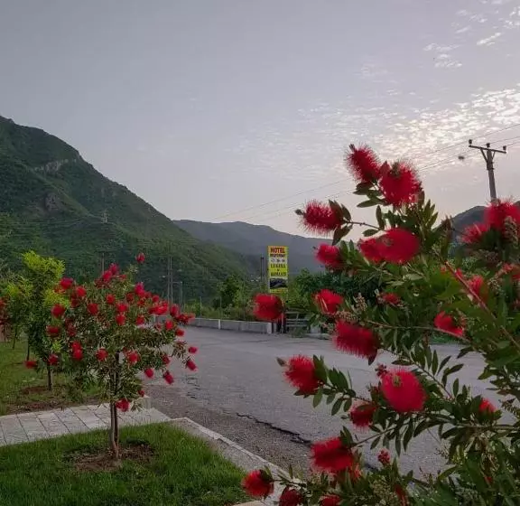 Hotel Lugina E Komanit