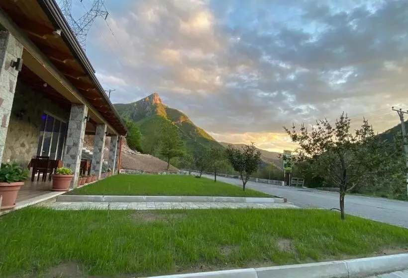 Hotel Lugina E Komanit