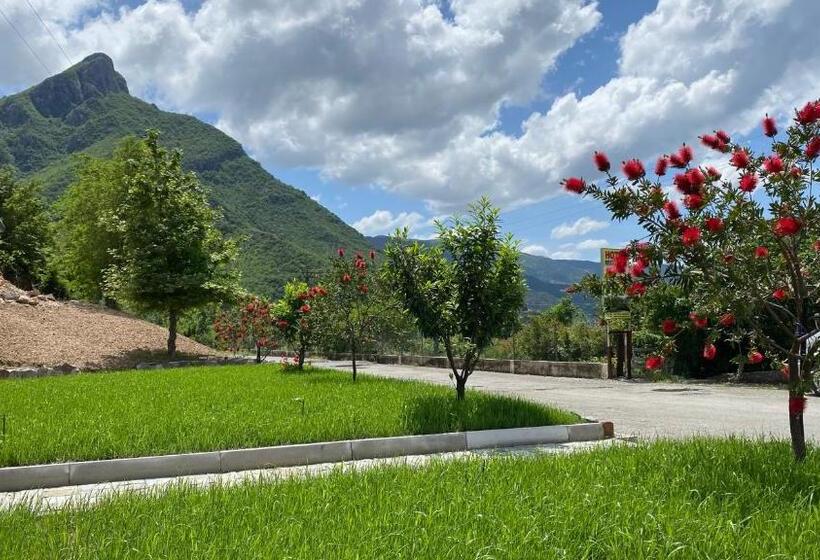 בית מלון כפרי Lugina E Komanit