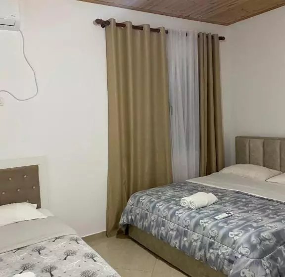 Hotel Lugina E Komanit