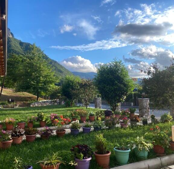 בית מלון כפרי Lugina E Komanit