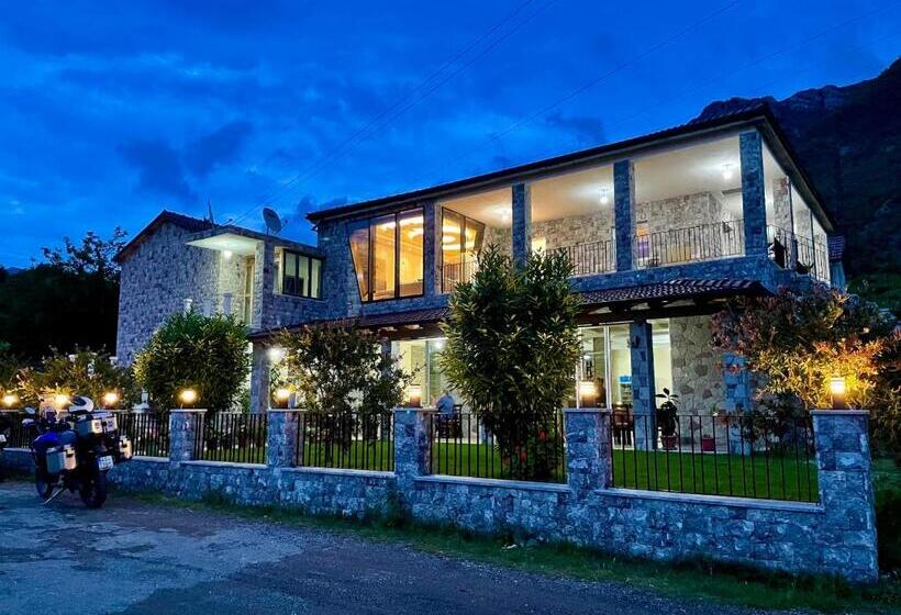 בית מלון כפרי Lugina E Komanit