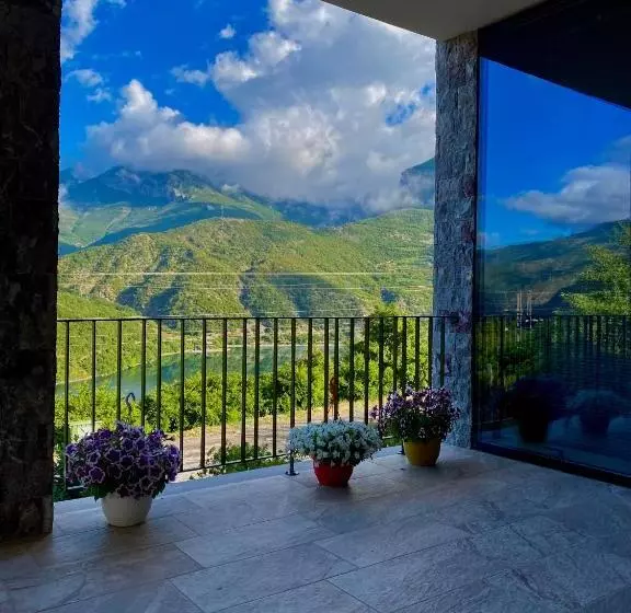 Hotel Lugina E Komanit