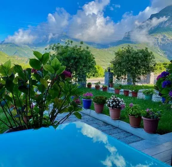 Hotel Lugina E Komanit