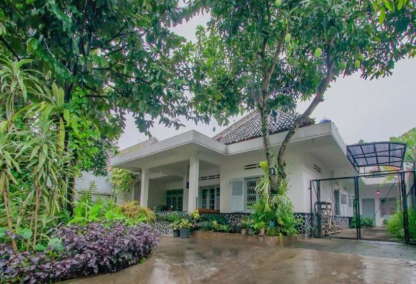 Hôtel Oyo 3371 Omah Saras Family