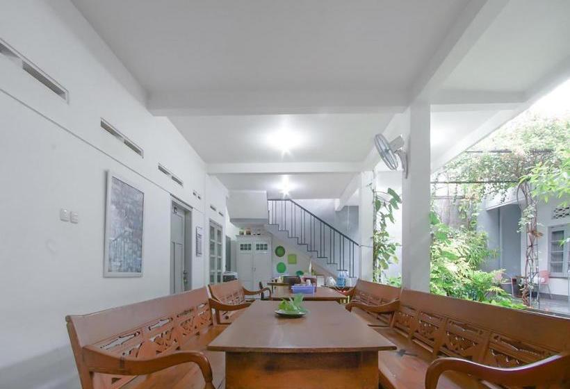 Hôtel Oyo 3371 Omah Saras Family