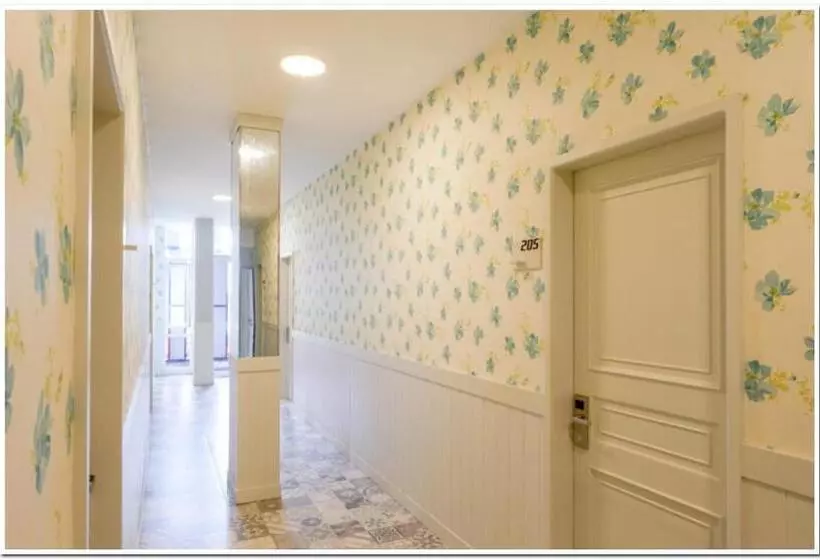 Hotelli Reddoorz Plus @ Madukoro Raya Semarang