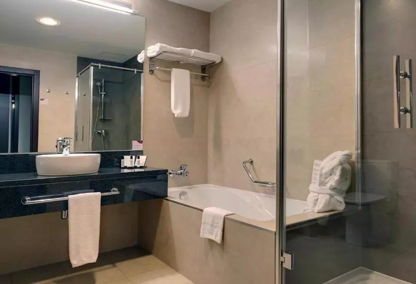 هتل Crowne Plaza Madrid Airport