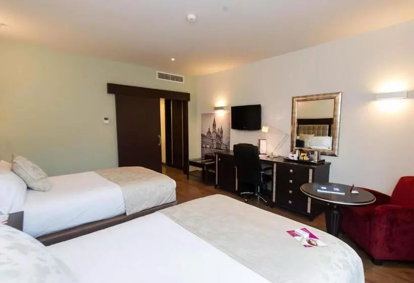 هتل Crowne Plaza Madrid Airport