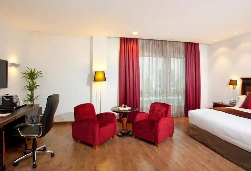هتل Crowne Plaza Madrid Airport